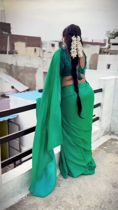 hot aunty in green saree ,,😍🔥🔥#saree #viral #back