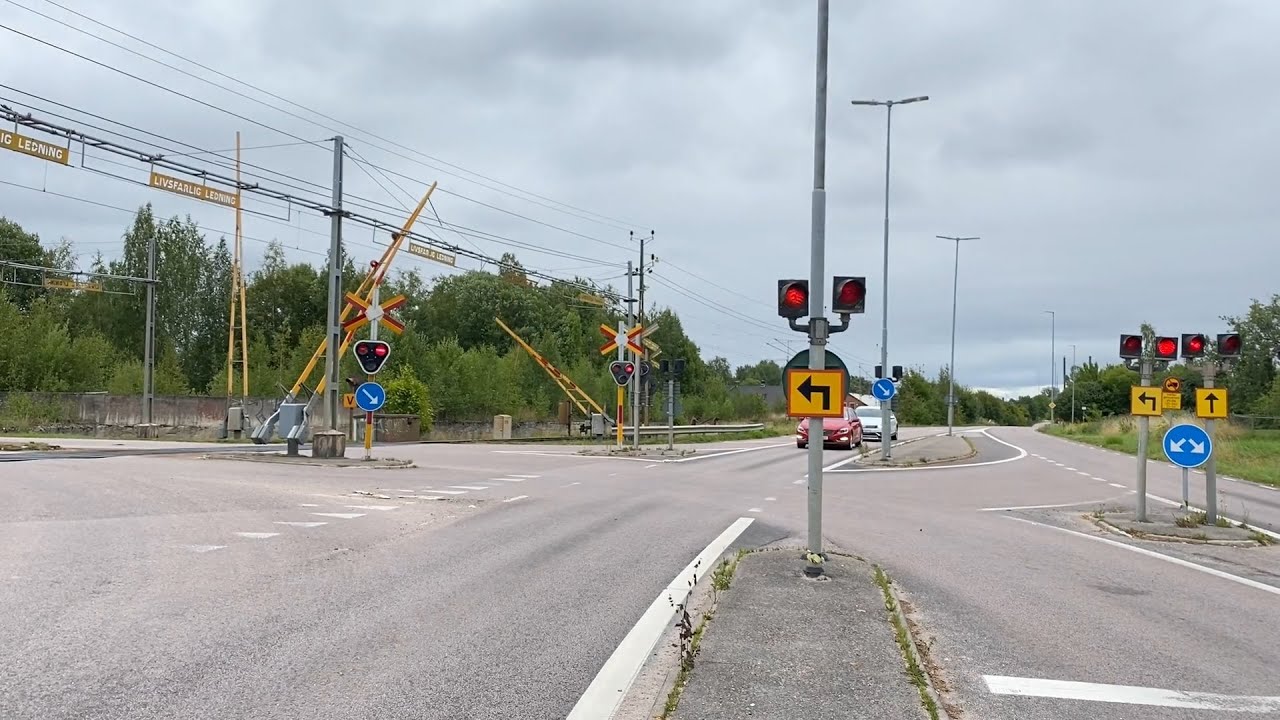Udda järnvägsövergång vid Väsby Kungsgård / Unusual swedish railroad crossing