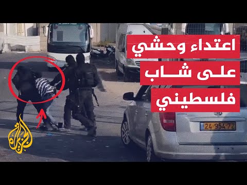 شاهد| قوات الاحتلال تعتدي بالضرب على شاب فلسطيني عند حاجز مخيم شعفاط