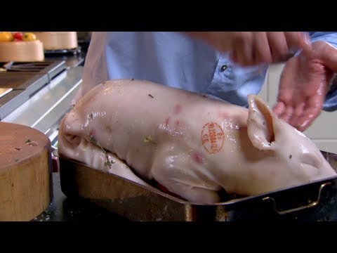 Video: How To Cook Suckling Pig In The Oven