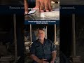 Как палестинец восстанавливает Коран среди руин Газы