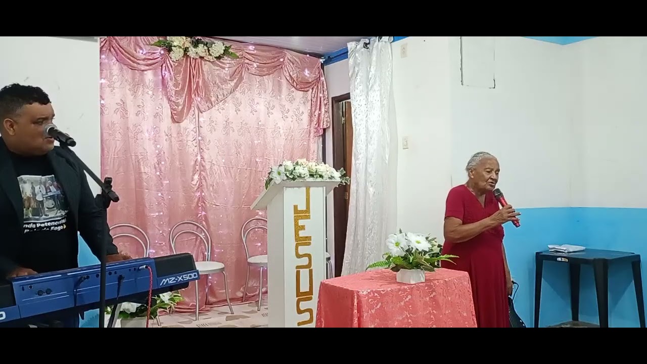 Irmã Maria louvando hino da harpa