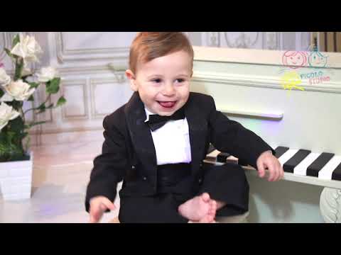 პიკოლო სტუდიის მხიარული პიანისტი