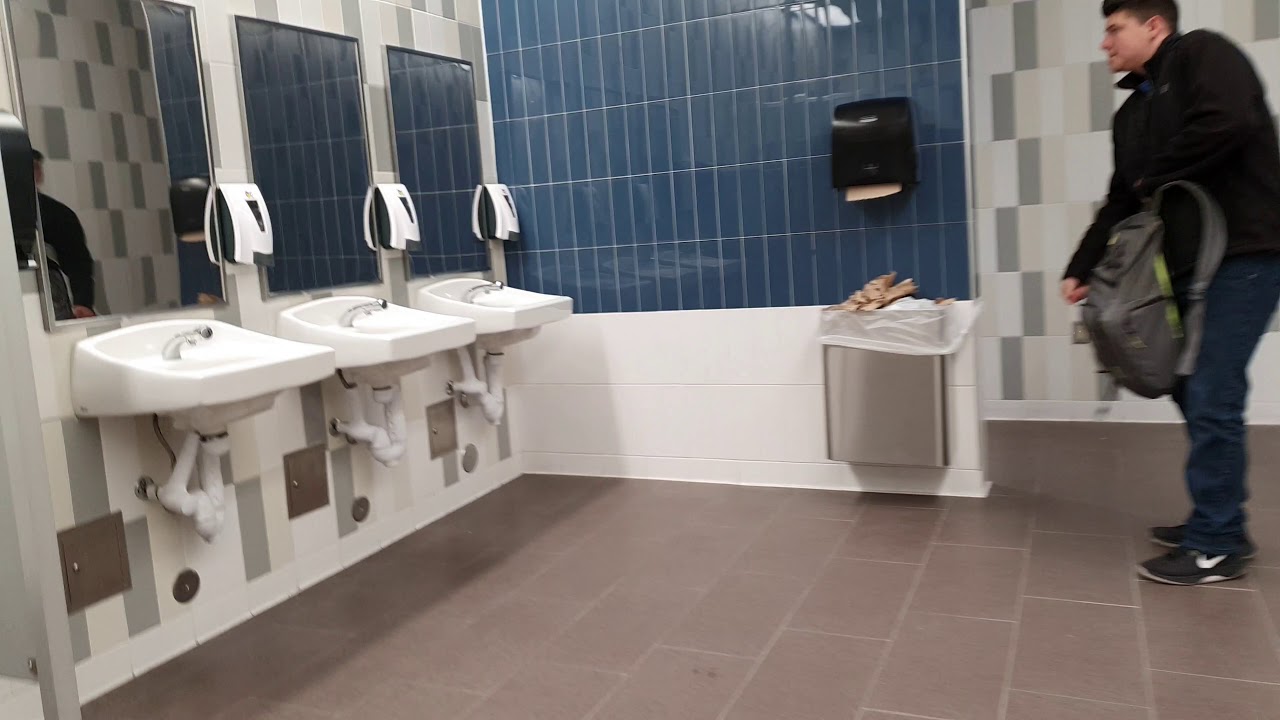 El baño de los peruanos - YouTube