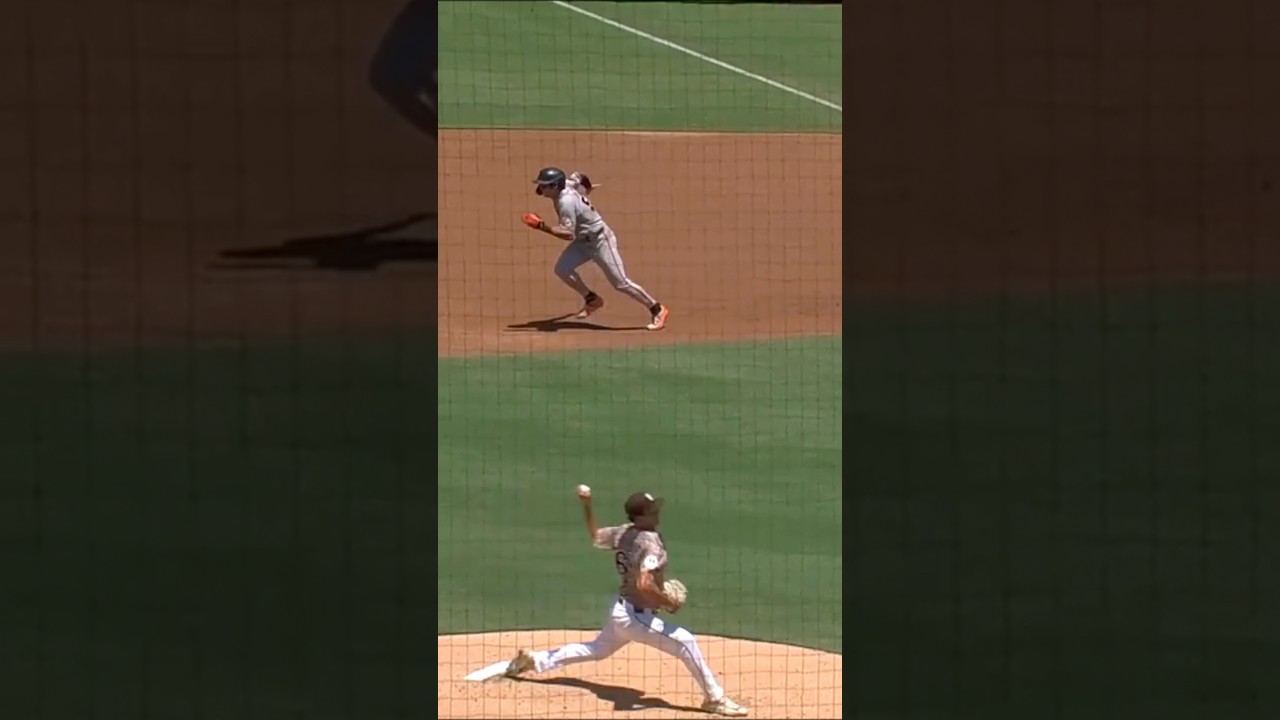 Jung Hoo Lee shows off the base stealing skills 💨