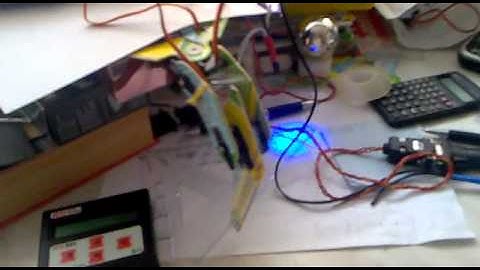 PICAXE 08M2  noha robota 1. pokus leg servo robot leg walking test