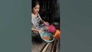 seorang gadis desa memasak dengan tungku yg terbuat dari tanah