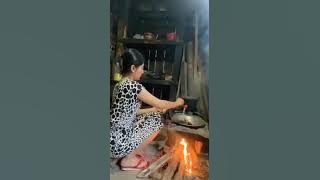 seorang gadis desa memasak dengan tungku yg terbuat dari tanah
