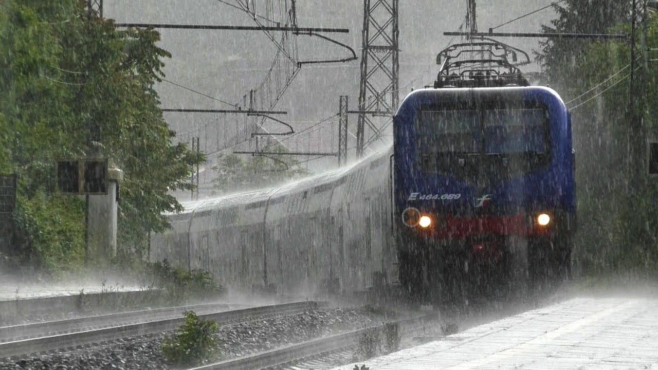 Treni in transito anche sotto la pioggia tra la linea lenta e veloce dei Giovi!