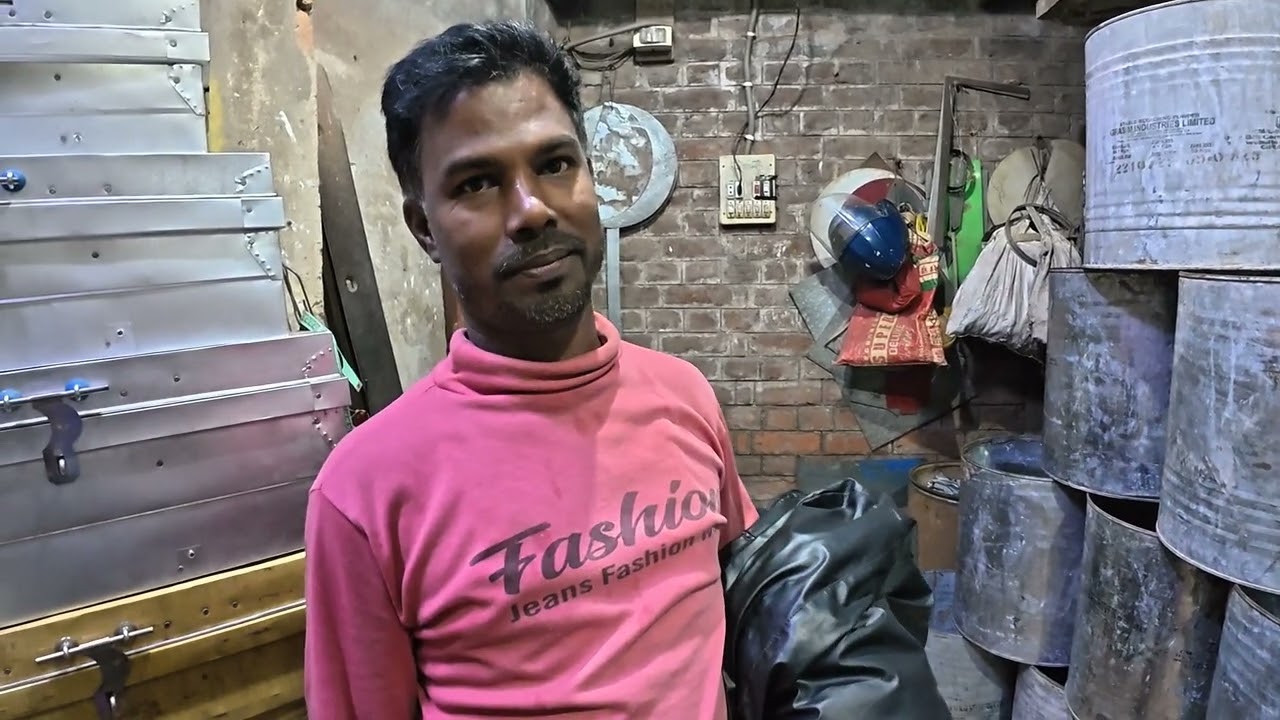 সনাতন পদ্ধতিতে কিভাবে সিন্দুক বানায়। এ গুলোর বেশ চাহিদা।