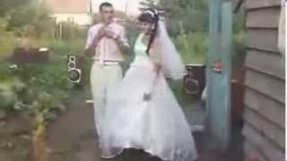 Свадьба в деревне  Молодожены танцуют среди капусты