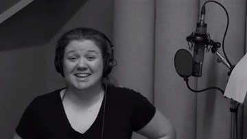 Kelly Clarkson Gives PRICELESS Reaction After Hitting Wrong Note