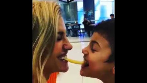 Çağla Şıkel Oğluyla Patetes Kızartmasını Beraber Yiyor
