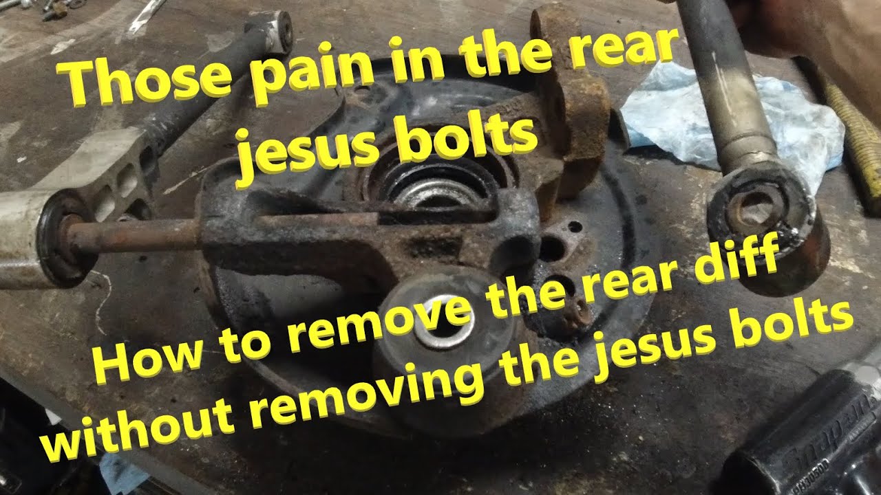 Снятие болтов крепления заднего поперечного рычага к поворотному кулаку Subaru STI