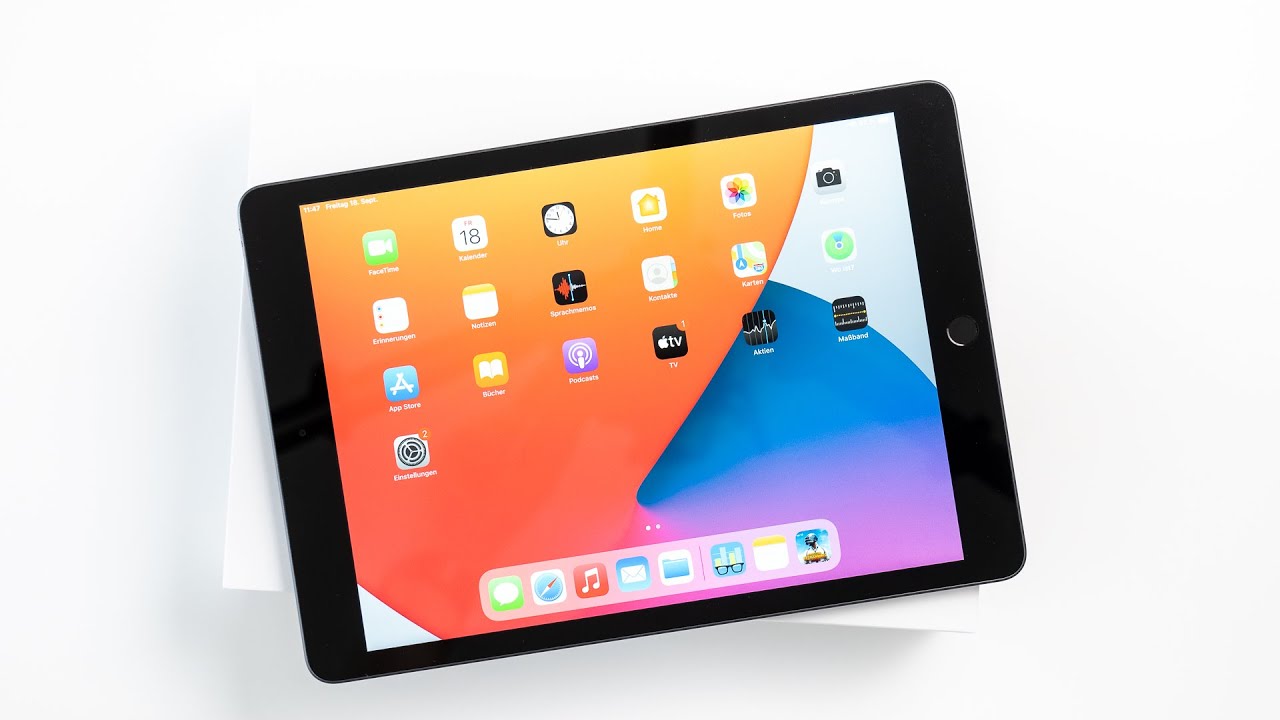 Apple iPad 8 Unboxing & Hands On - YouTube