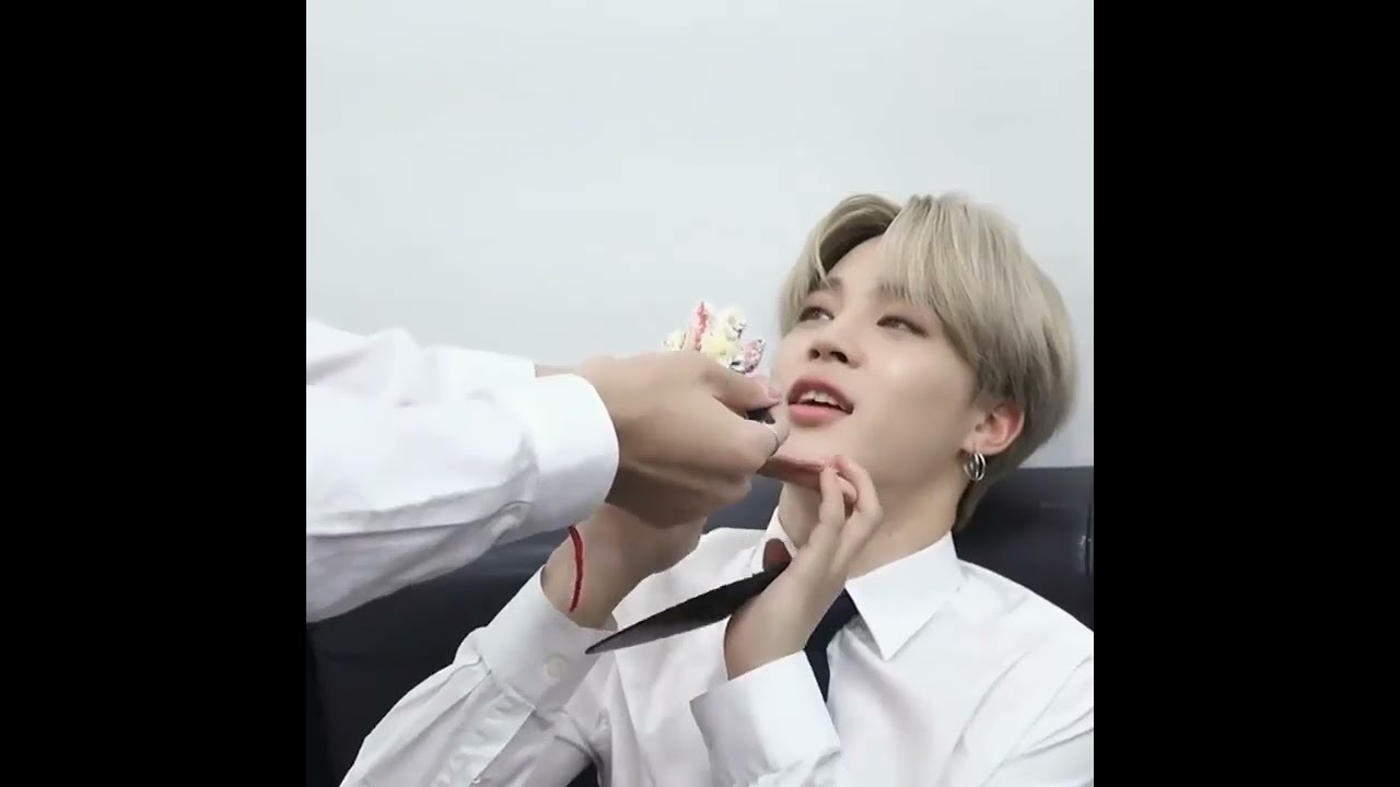 This is just adorable v feeding cake to jimin 