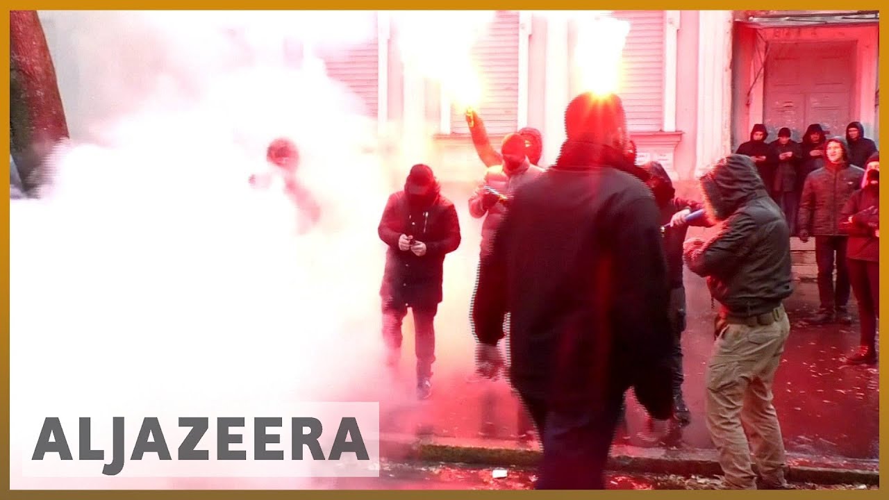🇺🇦 🇷🇺 أوكرانيا تدرس فرض الأحكام العرفية بعد أن استولت روسيا على سفينة قرب شبه جزيرة القرم | الجزيرة الإنجليزية