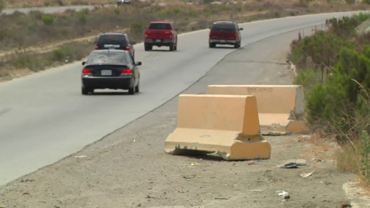 SIDUE no ha cubierto socavón que tiene más de un año en el 2000