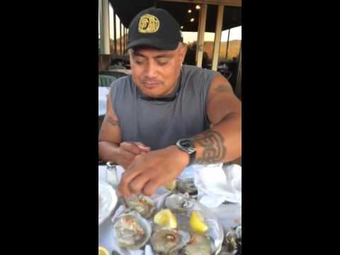 Man Eats Oysters the Island style.... U won't believe it - YouTube