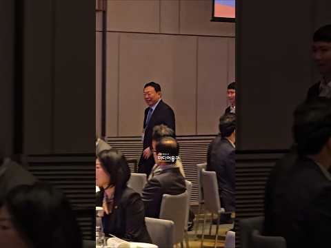 #<strong>롯데</strong> #<strong>신동빈</strong> 회장, #최가온 선수에게 깜짝 선물하기 위해 행사장 입장하는 모습ㅣ#스노보드 #금메달 #동계올림픽
