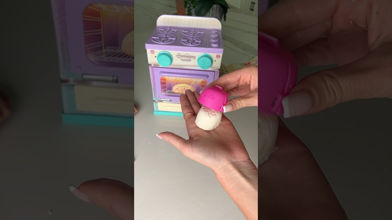 This Oven Bakes Plushies?! Cookeez Makery Review & Unboxing!