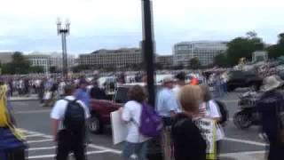 9/12 March on Washington - More people come streaming in