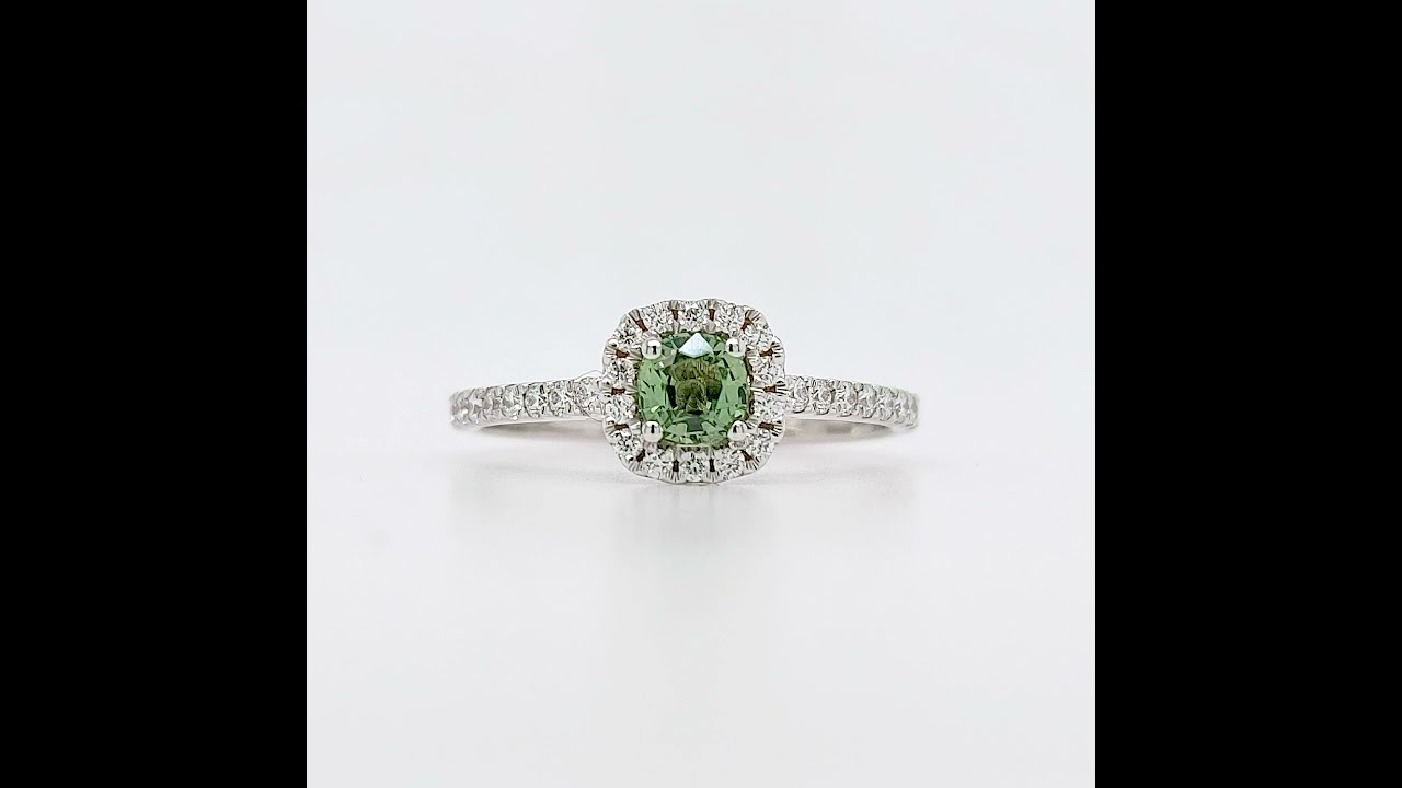 Onberispelijke Diamanten, Blauwe Saffier En Een Groene Smaragd Voor Witte Achtergrond Stock