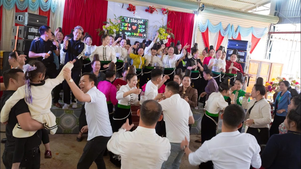 NHẤT TÂY BẮC CHỊ EM BẢN LỤA NHẢY MỪNG TÂN GIA NHÀ TOẢN THIÊM & GIA ĐÌNH DUY DIỆP “ BẢN BA NHẤT 1 