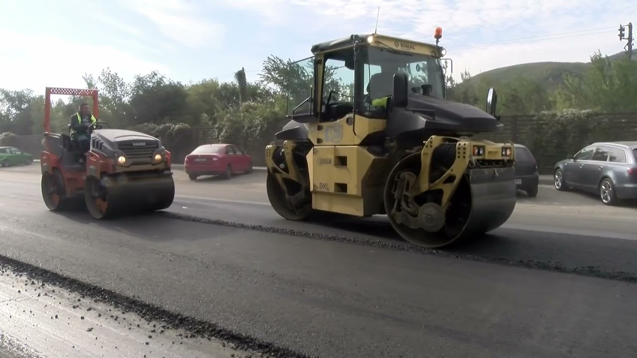 Video. Continuă turnarea primului covor asfaltic pe variantă în Piatra-Neamţ