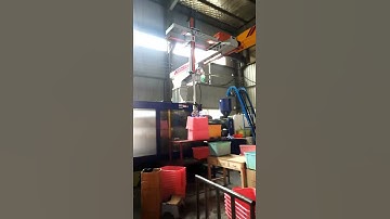 Robot arm& Cartesain robot pick up and cut Runner separately By IMM. (Santsai Machinery)