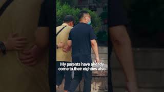 When a girl asks strangers to take her grandpa to the toilet (Social Experiment)感谢带爷爷上厕所的路人们 #shorts