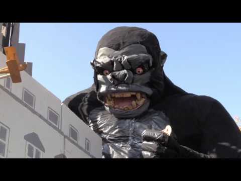 Man builds massive King Kong display in yard for Halloween - Good Morning  America