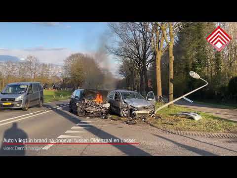 Auto vliegt in brand na ongeval tussen Oldenzaal en Losser