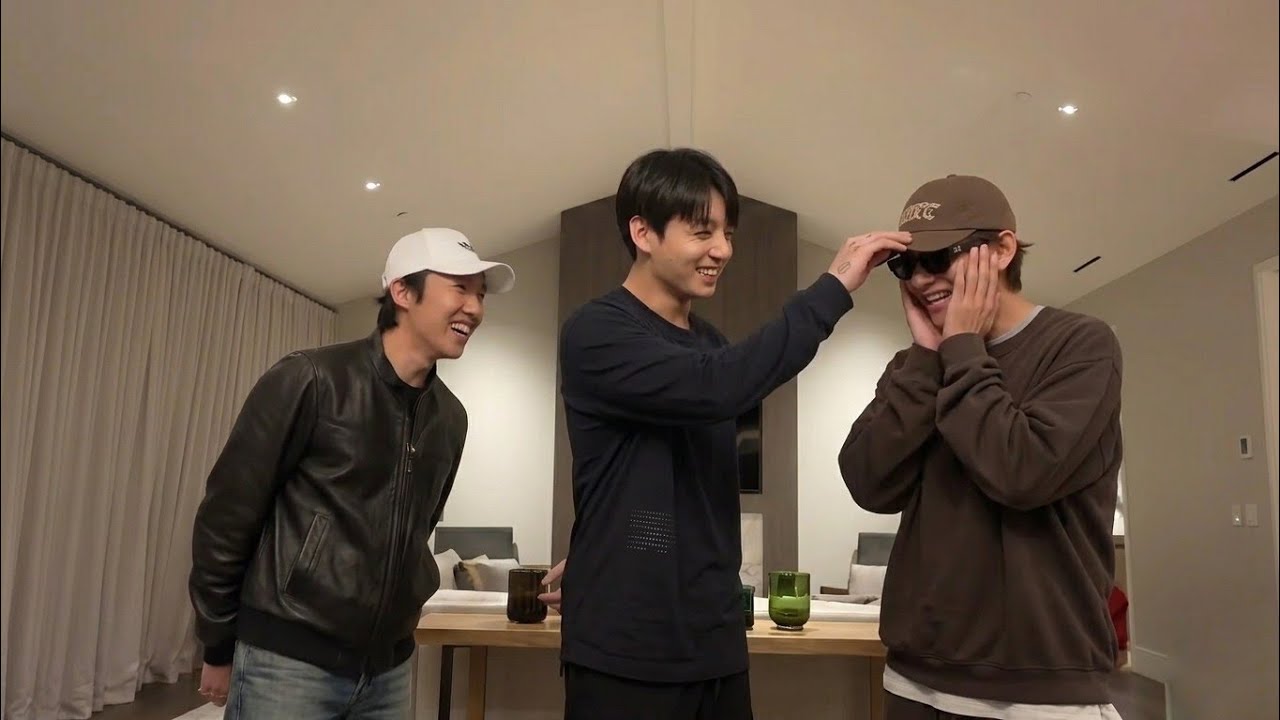 Taehyung Looked SO Flustered When Jungkook Touched Him… Then He