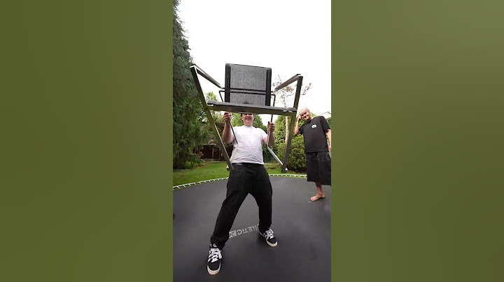 Oni skaczą na krzesłach na trampolinie