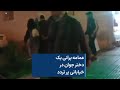 عمامه پرانی یک دختر جوان در خیابانی پر تردد