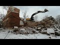 Большой экскаватор копает, ломает дом. Снос здания. Big excavator Volvo breaks the house. Demolition