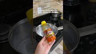 Preparando pipoca com azeite de dendê