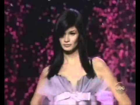 CAROLINE RIBEIRO CATWALK VICTORIA'S SECRET 2000-2002.