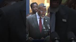 Mayor Johnson signs executive order establishing ‘ICE free zones’ in Chicago
