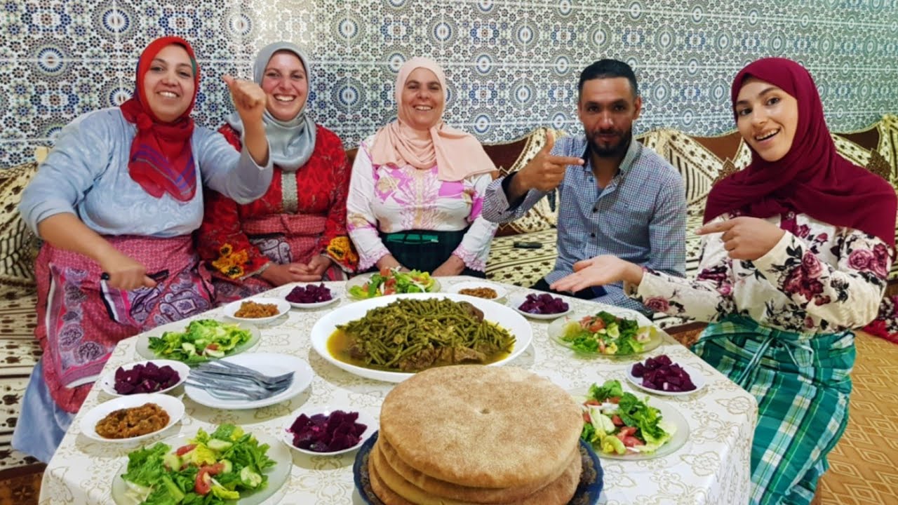 عروستنا صغيرة هنات العريسات🤔والكوزينة دخلات💪🤗 ورجلاها هو لجمع لها نقيطات😉😍