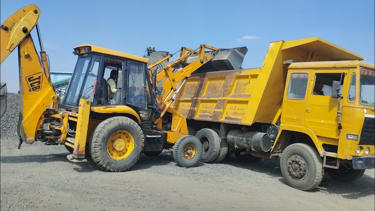 construction Marvel loading gsb concrete side this JCB tractor Mein
