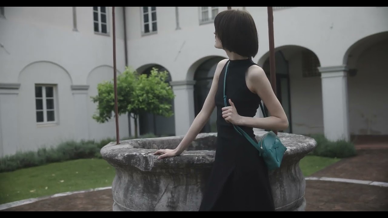 Elisa | Women's crossbody bag in leather color black – Il Bisonte