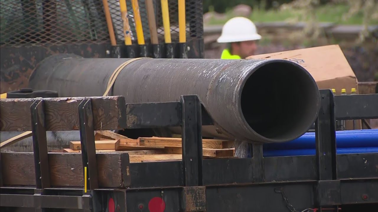 Crews Work To Repair Water Main Break In Lakewood - YouTube