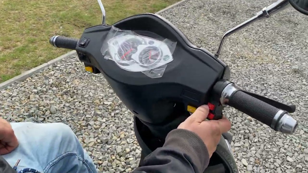 TRÓJKOŁOWY SKUTER ELEKTRYCZNY E-SCOOTER MARKI ZIPP