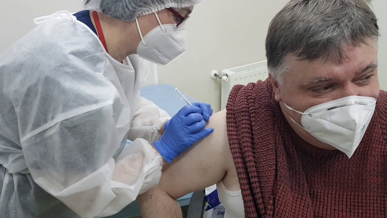 Primul vaccinat în Neamț: dr. Bogdan Mahu, cunoscut medic de familie din Piatra Neamț