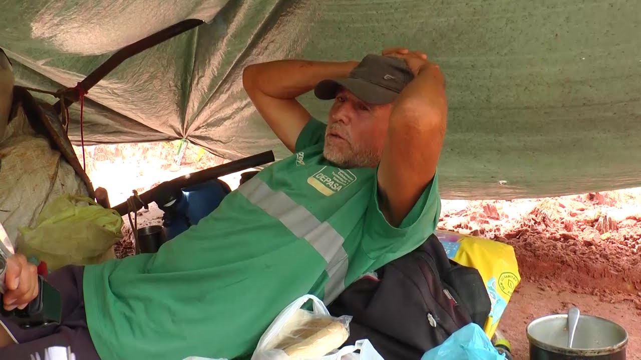Andarilho monta barraca e passa a morar às margens de rodovia