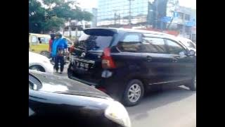 Ini baru Medan bung!!..Ibu-ibu hebring turun dari motor marahi supir ugal-ugalan