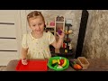 София показывает и режет овощи и фрукты, в гостях у Софии на кухне!