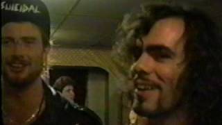 Megadeth - Backstage Dave Mustaine chatting with Sean Harris of Diamond Head (1990, England)